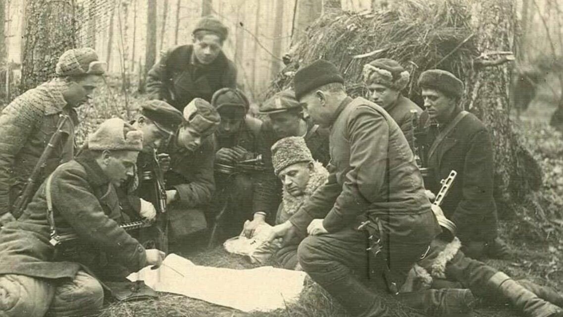 партизанский отряд 1943 года. партизанское движение вов. партизаны и подпольщики вов. карпатский рейд 1943 партизан. белорусские партизаны 1943.