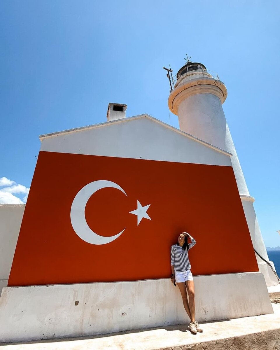 Маяк на краю мыса рядом с античным городом Книдос, недалеко от города Датча.