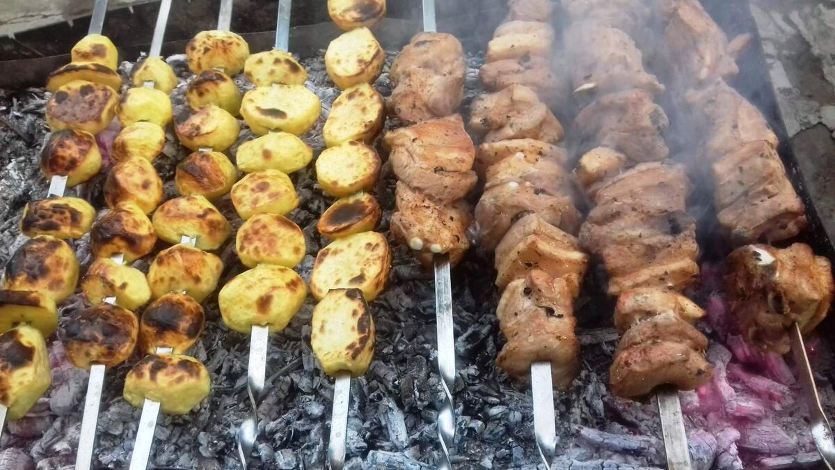 Шашлыки из свинины с хрящами и молодой картошечкой | Рецепты моего Деда ...
