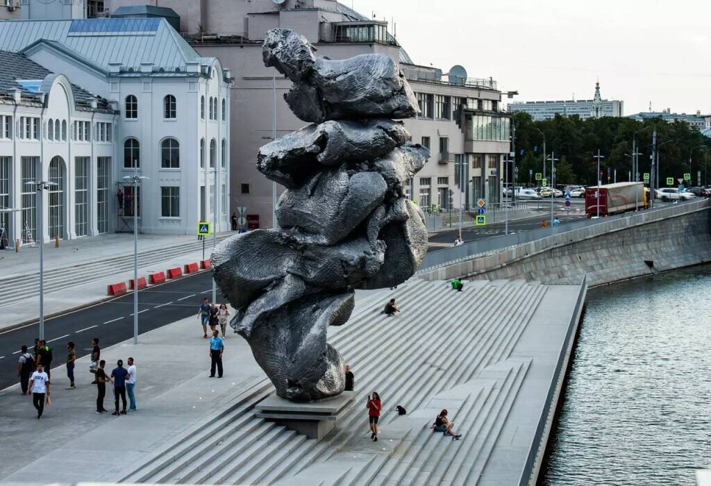 Большая глина номер 4 скульптура в москве