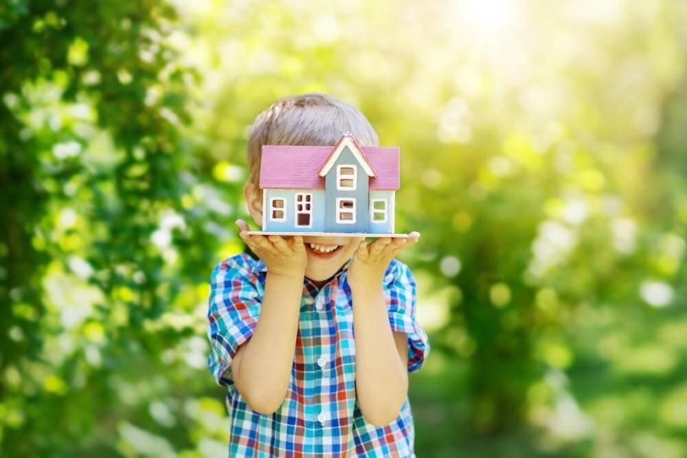Может ли собственник продать квартиру, если в ней прописан ребёнок?
