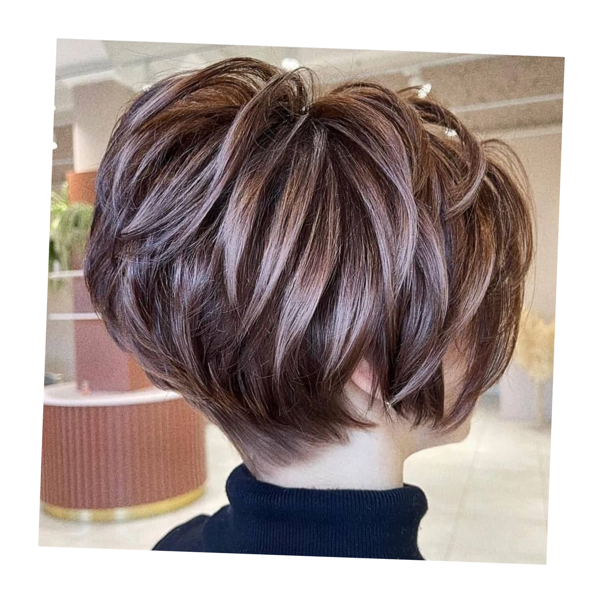 Слишком объёмная макушка воспринимается негармонично и резко. Листайте влево)