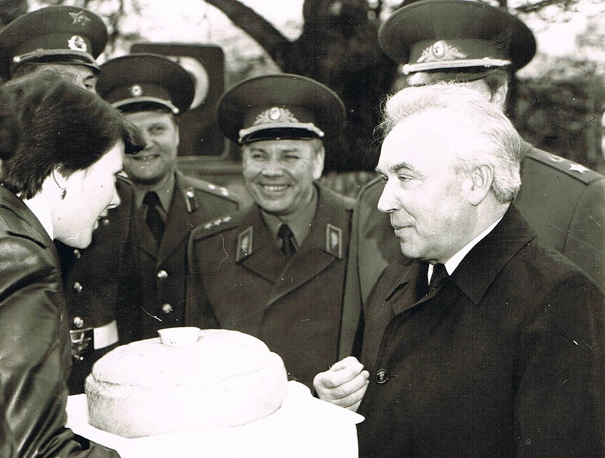 Романов посещает советские войска в ГДР в 1983 году. На армию он не жалел денег. 