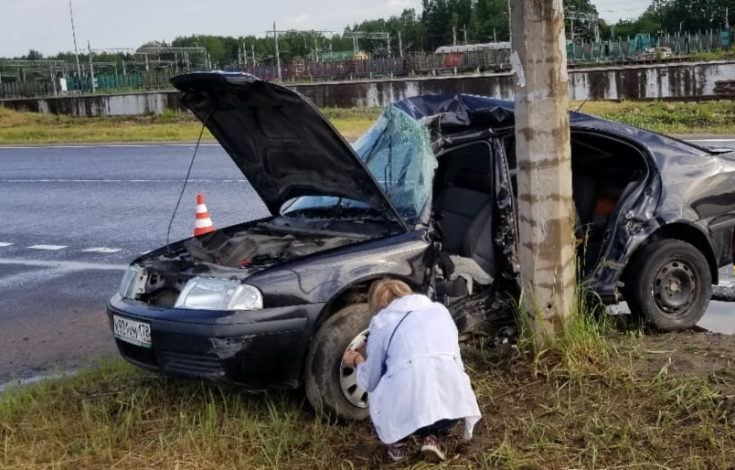 Автоледи на BMW попала в тяжелую аварию-