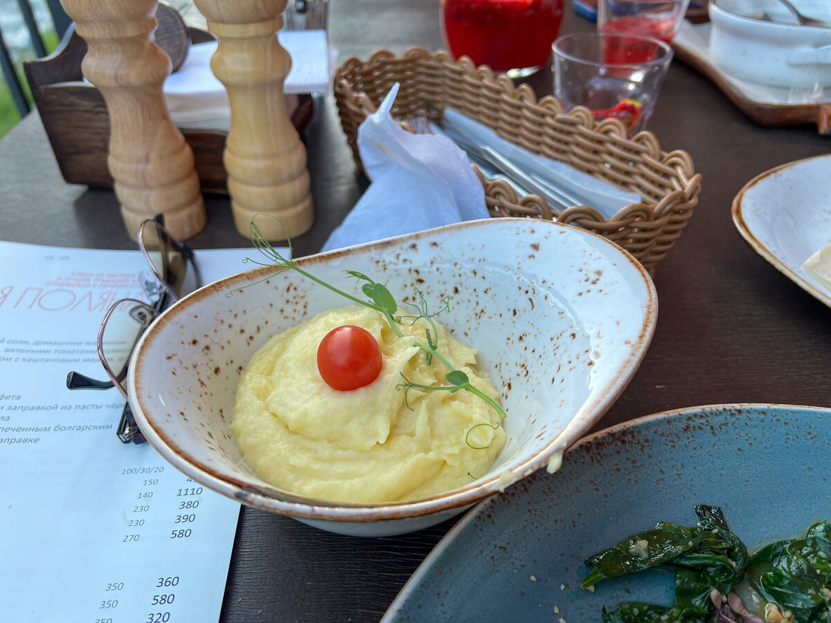 Где поесть в красной поляне. Красная Поляна кафе. Вкусно поесть красная Поляна. Красная Поляна кофейня. Джорджио сулугуни ресторан красная Поляна.