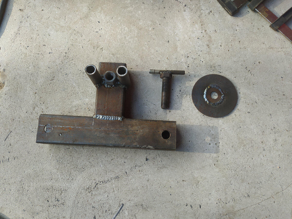 Сделал крепление для экспедиционной 20л канистры.