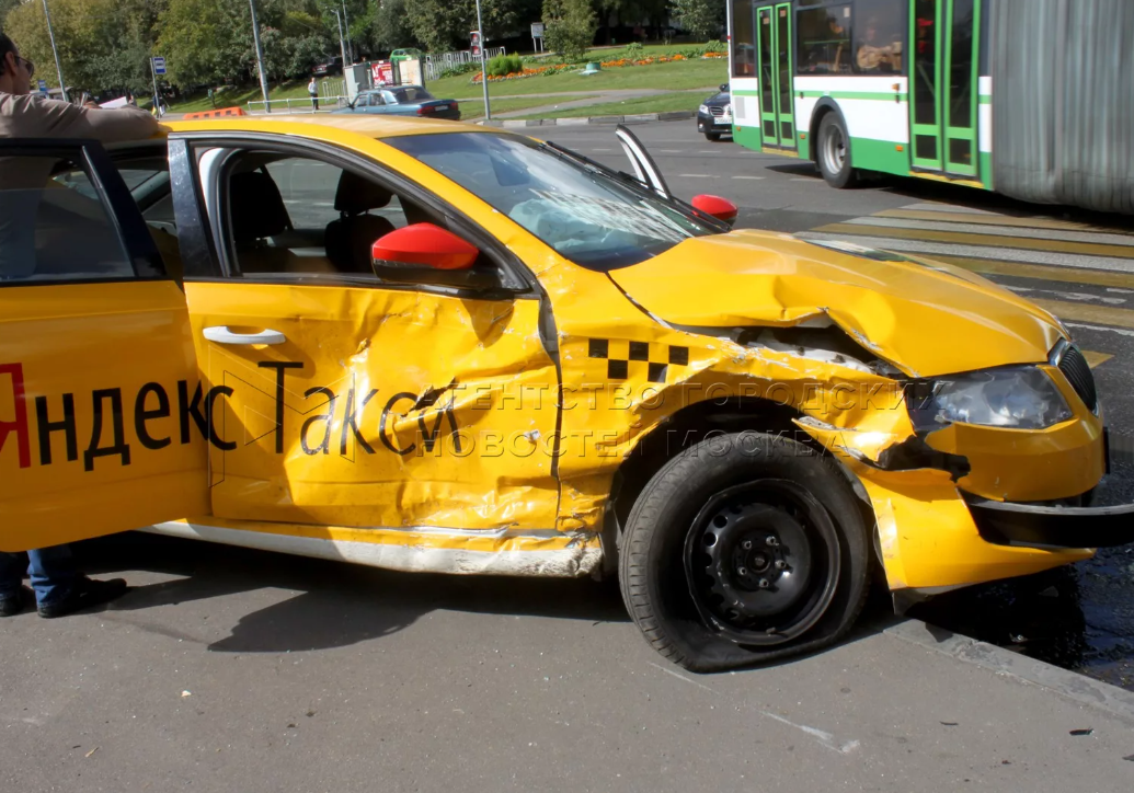 Такси инцидент. Посадка в такси. Такси инцидент. «форд» врезался в маршрутку. Такси инцидент.