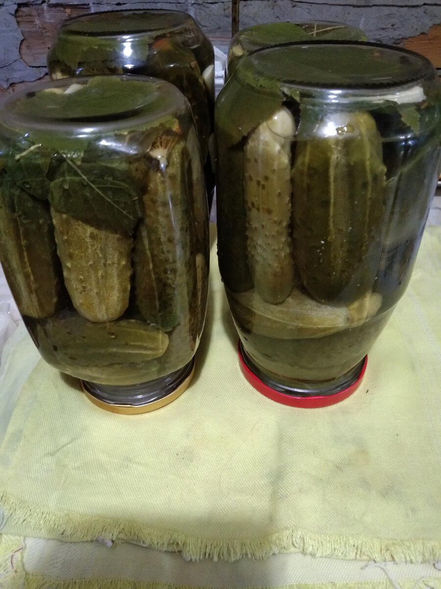 Красивые баночки с солеными огурцами.