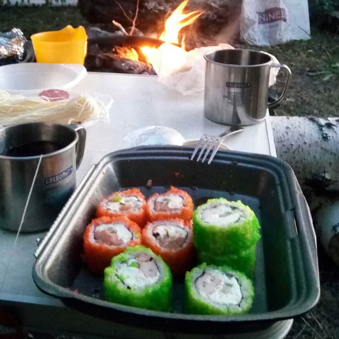 Фото автора. Мы даже на природе позволяем себе роллы.