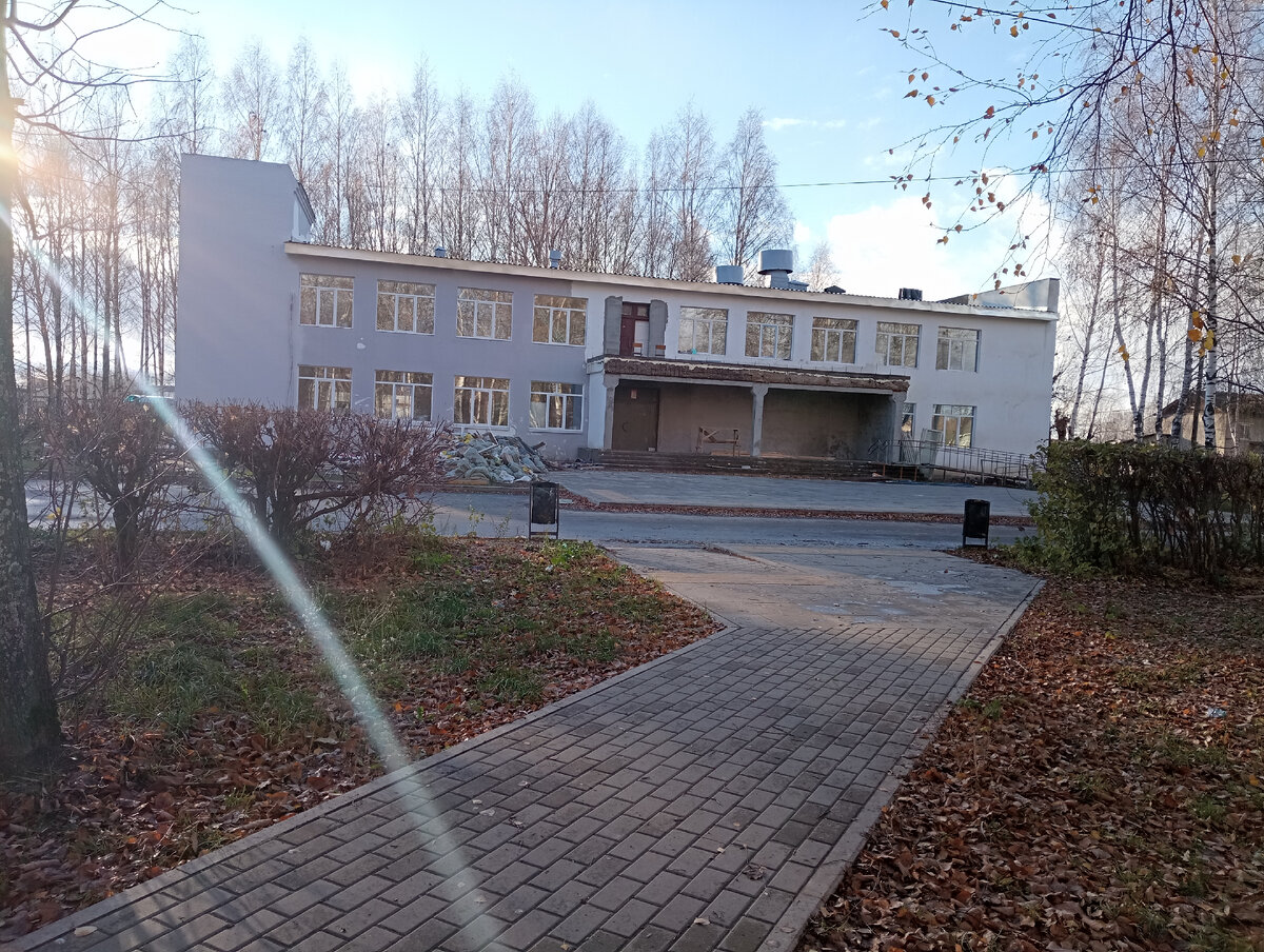 Вот таким скучным стал теперь ДК. Ремонт начат ещё летом, но пока не закончен (фото автора)