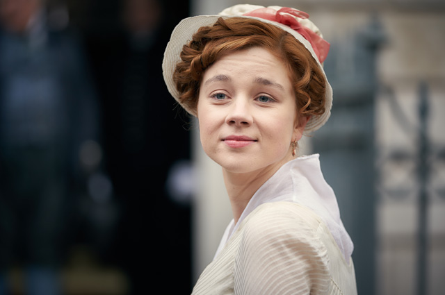 Роман экранизировали не раз, причем один фильм снимали в СССР. На этих кадрах Эмилия и Ребекка в исполнении Оливии Кук и Клаудии Джесси в сериале 2018 года. Кажется, Оливия Кук — идеальная Ребекка Шарп. 