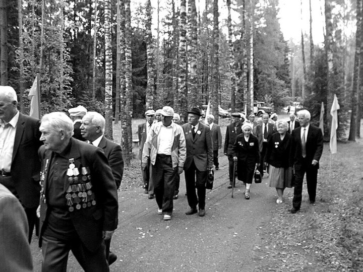     Ветераны идут к "Кургану Дружбы". Фото: Архив ПЛН