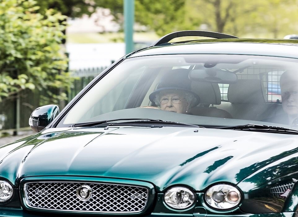    Елизавета II в машине Jaguar X-Type Estate 2009 года