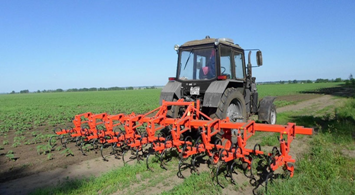 Машинно-тракторный агрегат с культиватором для обработки посевов сахарной свёклы  типа КРН