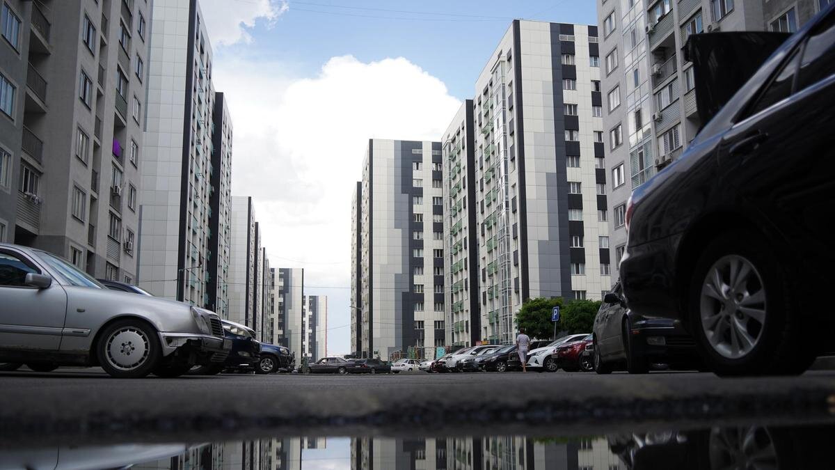    Многоэтажные жилые дома и машины:NUR.KZ/Владимир Третьяков