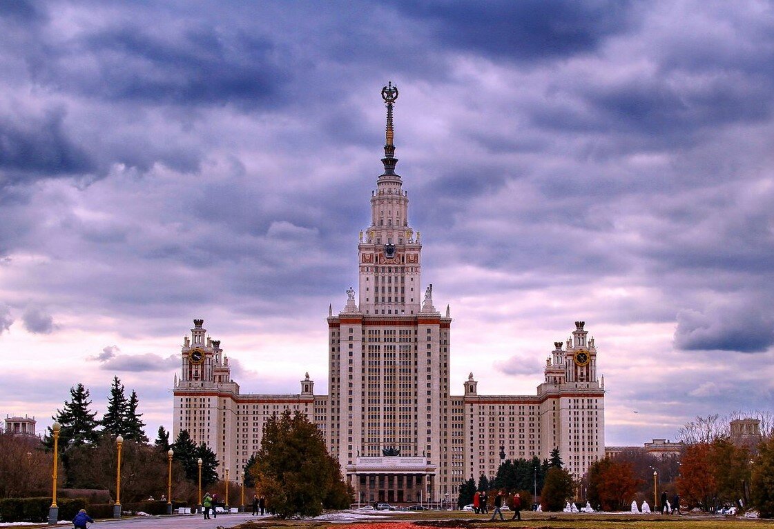 Достопримечательность Москвы МГУ 2 класс. Цвет стен МГУ. МГУ пара. Подработка в МГУ.