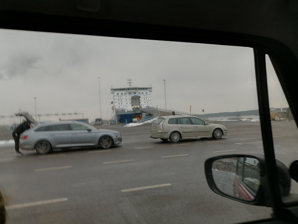 Очередь на погрузку на паром. 