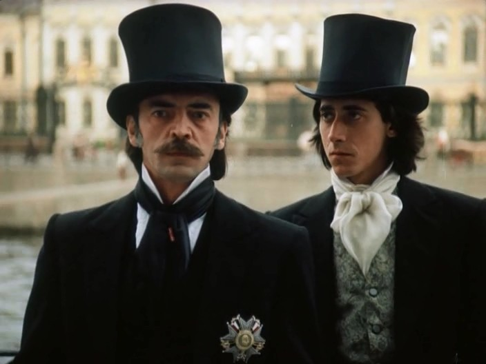 Источник изображения: кадр из фильма «Узник замка Иф». Михаил Боярский в роли Фернана Мондего, графа де Морсер и Евгений Дворжецкий в роли Альбера де Морсер.
