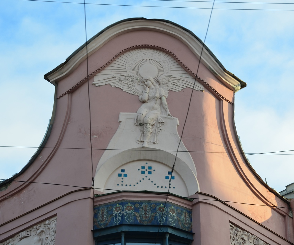 Печальный ангел на фасаде здания по ул. Жуковского, 53