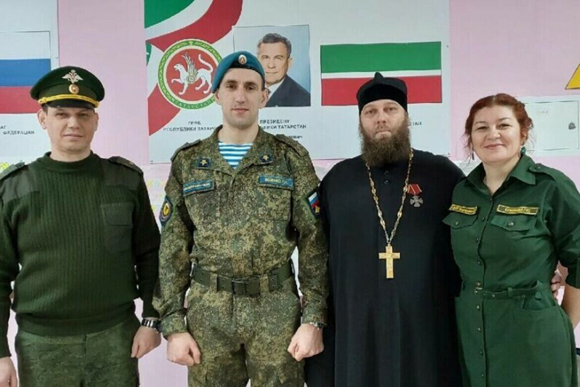 Павел Козенко (в берете), воспитатели-командиры и представитель духовенства 9 декабря в кадетской школе, где ранее обучался военнослужащий. Фото из личного архива Павла Козенко