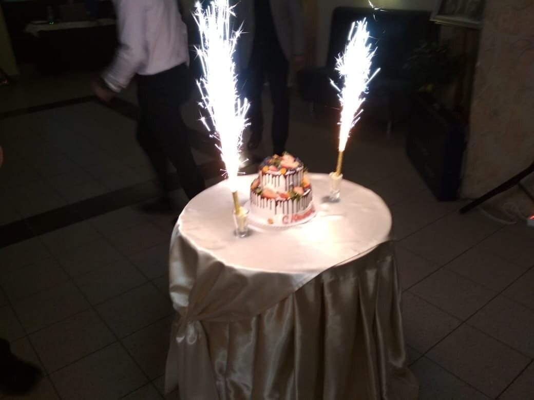 Торт не маленький, всем хватило по кусочку, очень вкусный был