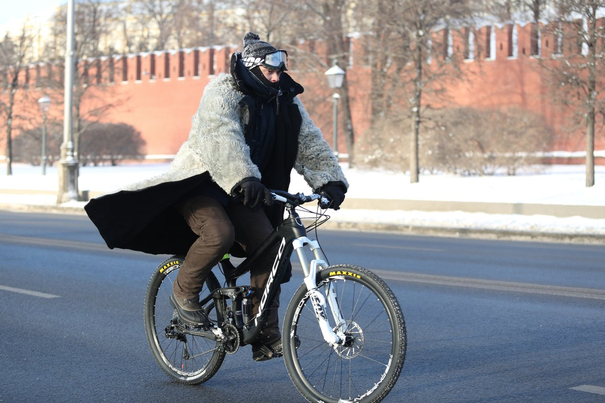 Велосипед зимой. На Велике зимой. Велосипедист зимой. Велосипед для зимы. Можно ли кататься на велике