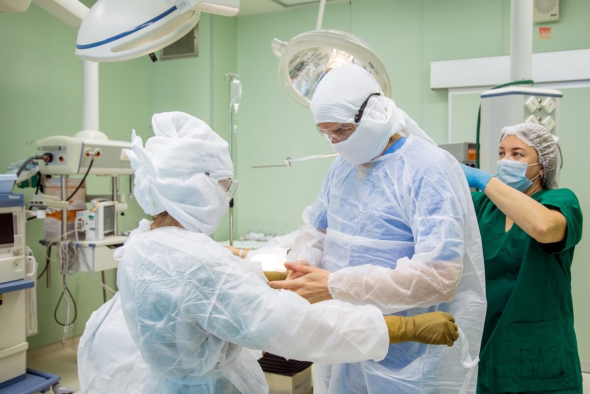    Хоккеист из Челябинска, которому порезали горло коньком во время матча в Сургуте, переведен из реанимации