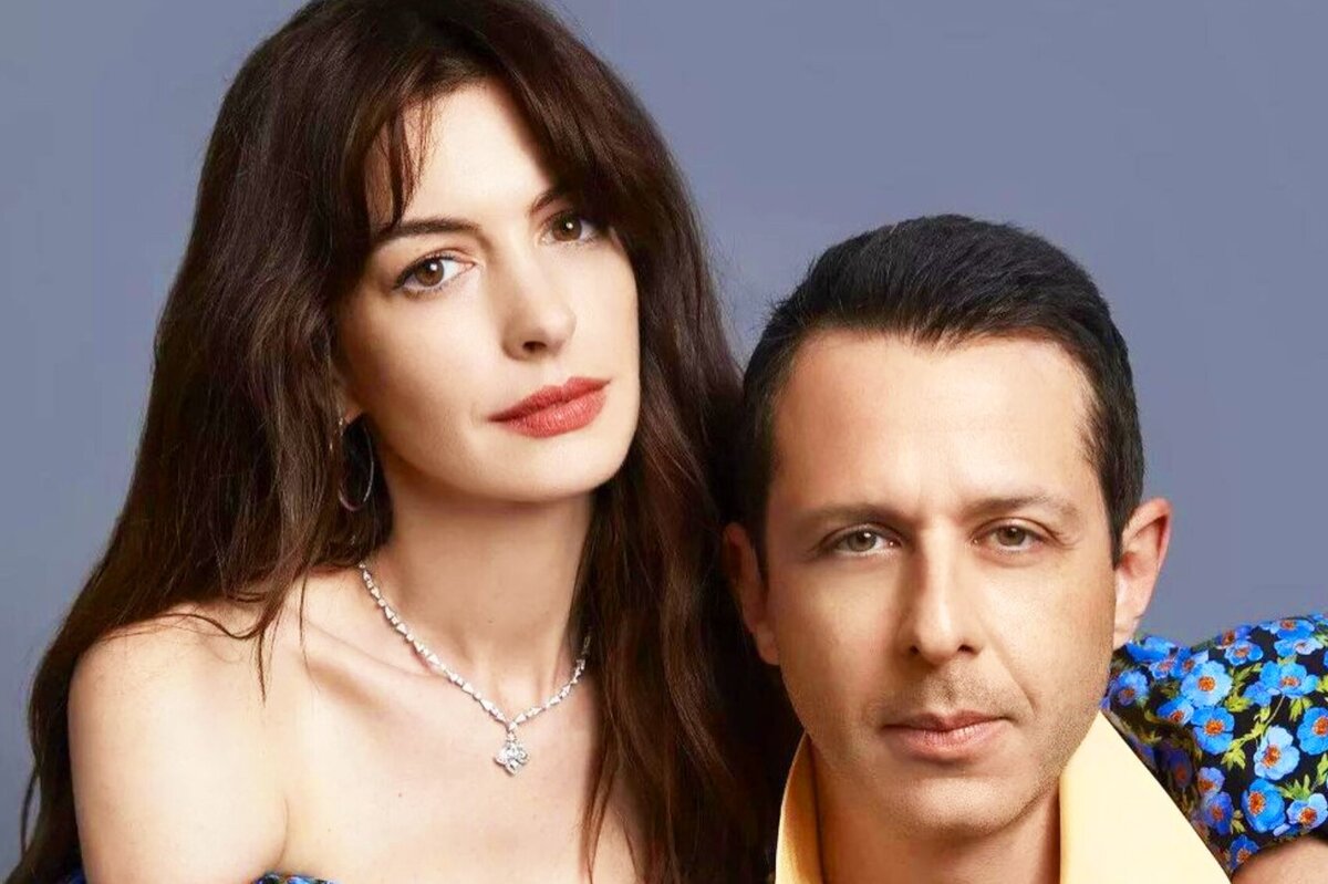     Звезда без бюстгальтера: Энн Хэтэуэй с полуобнаженной грудью обняла известного актера