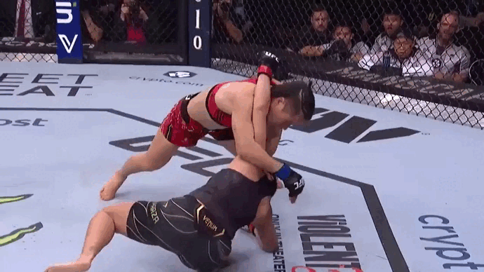 Вейли сабмитит Эспарзу и вновь становится чемпионкой UFC в стровейте