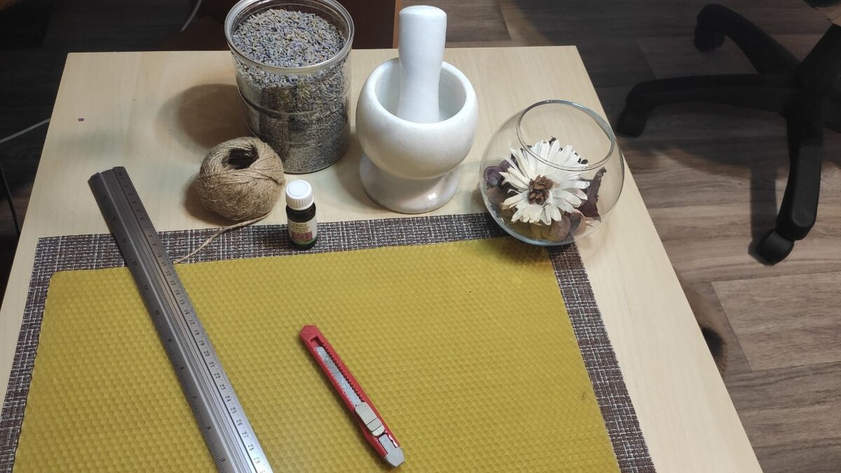 Подготовка рабочего места для изготовления свечей из вощины