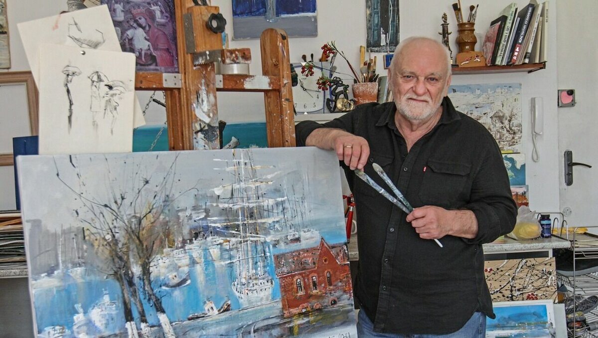     Сообщение о том, что автомобиль с тремя людьми застрял в снегу под селом Лидовка Дальнегорского городского округа, поступило спасателям в самый разгар снегопада — 22 декабря, ближе к вечеру. Сотрудники поисково-спасательного подразделения Рудная Пристань оперативно выехали к месту происшествия.