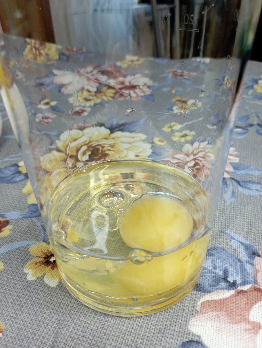 Нужно яйцо разбить так, чтобы желток был целым и не растекался