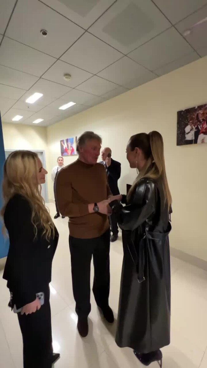    Дмитрий Песков общается с Ольгой Бузовой после премьеры ледового шоу Татьяны Навки «История любви Шахерезады»