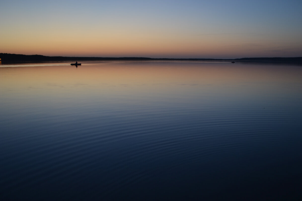 Отражение в водной глади озера