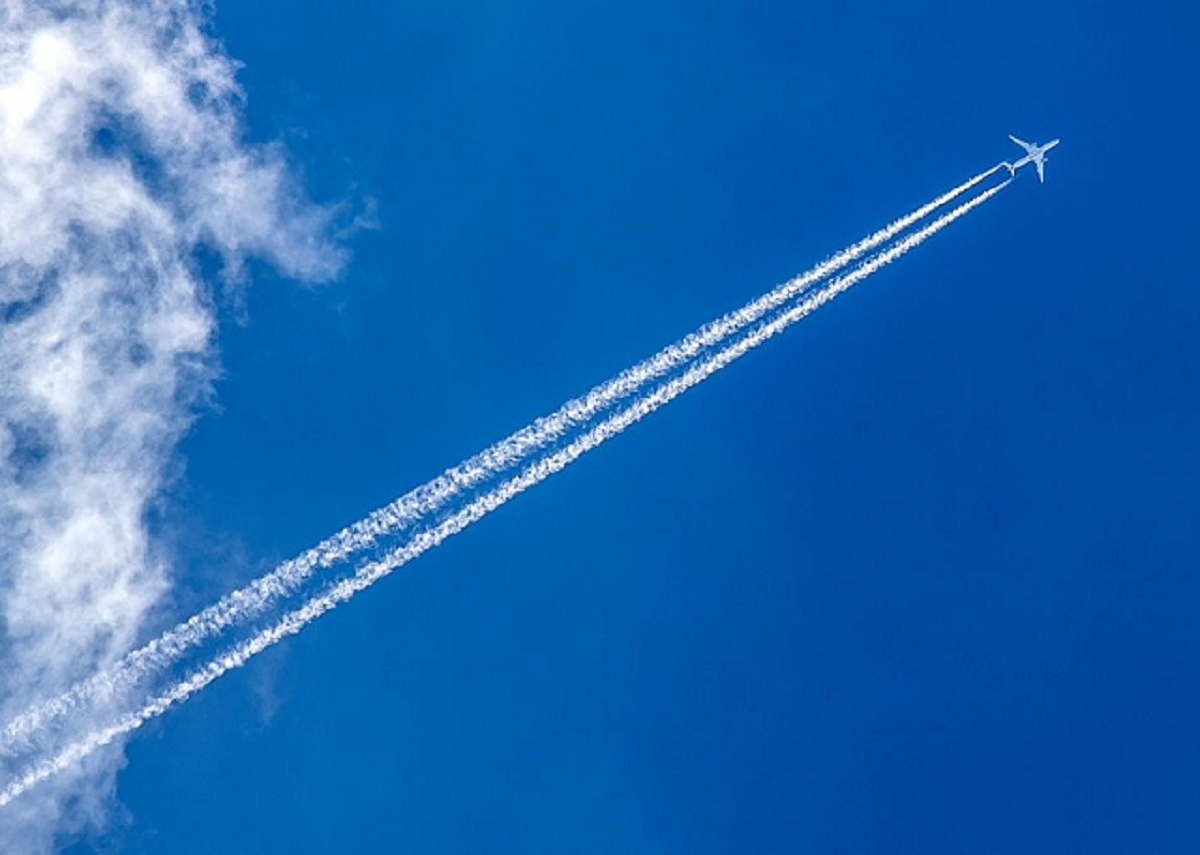 Реактивный самолет в небе. Самолет в небе. Самолёт высоко в небе. Cfvjktn DF yt,t. Самолет в небе с земли.