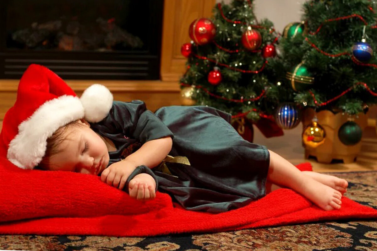 Сплю в новогоднюю ночь. Сон под елкой. Ребенок спящий под елкой. Новогодние сны.