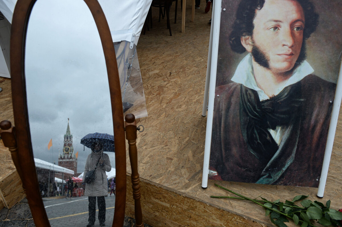Портрет поэта Александра Пушкина на книжном фестивале // Sputnik / Максим Блинов