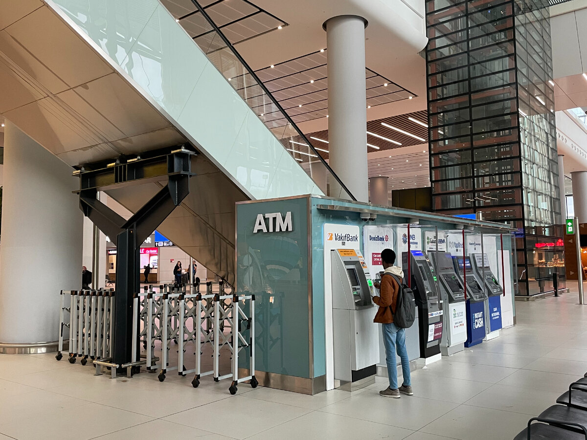 "Островок" банкоматов в аэропорту "Стамбул"