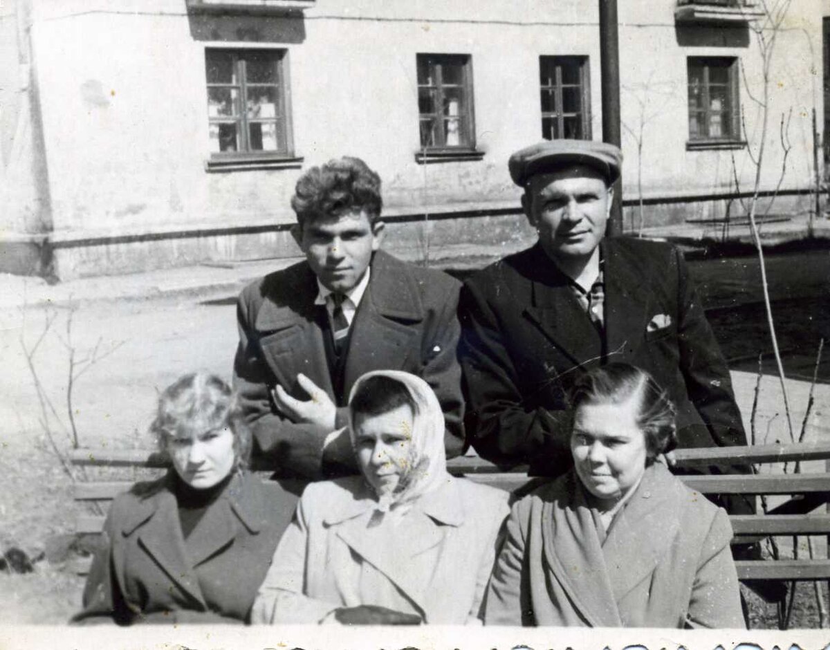 Наш дом, это еще когда я под стол пешком ходил. Мать и родственники.