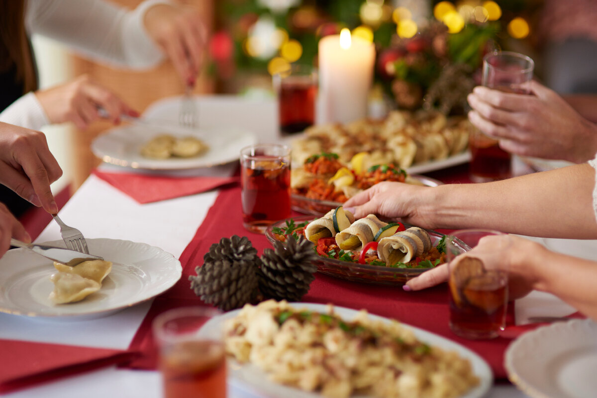 Ваш новогодний стол будет выглядеть безупречно, если вы уделите внимание не только вкусным блюдам, но и красивой сервировке и подаче блюд на стол. Начнём с сервировки.-1-3