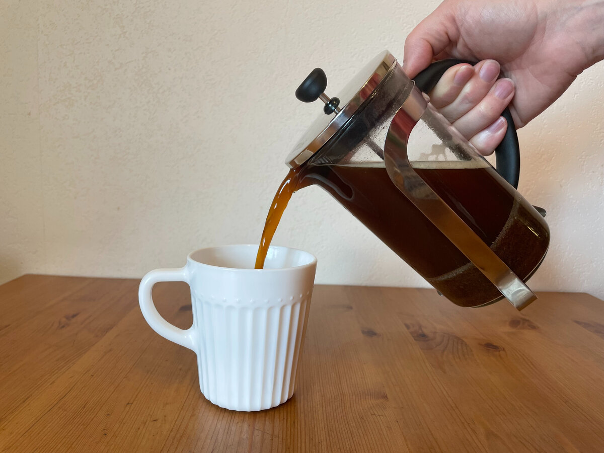 Кофе в френч прессе легко заварить и также легко наслаждаться вкусом. 