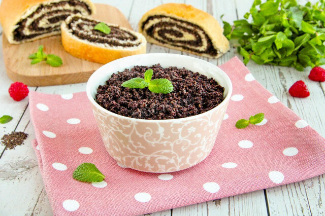 Сочная, ароматная, для вкуснейшей выпечки! Маковая начинка для рулета придаст насыщенный вкус любым изделиям из теста: из дрожжевого, слоёного, песочного. Готовится очень просто и всего из трех ингредиентов. Ее можно разнообразить любыми сухофруктами или орешками.