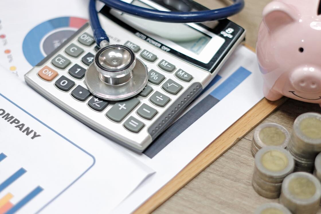    Медицинские инструменты лежат с калькулятором и деньгами:Rapeepong Puttakumwong / Getty Images