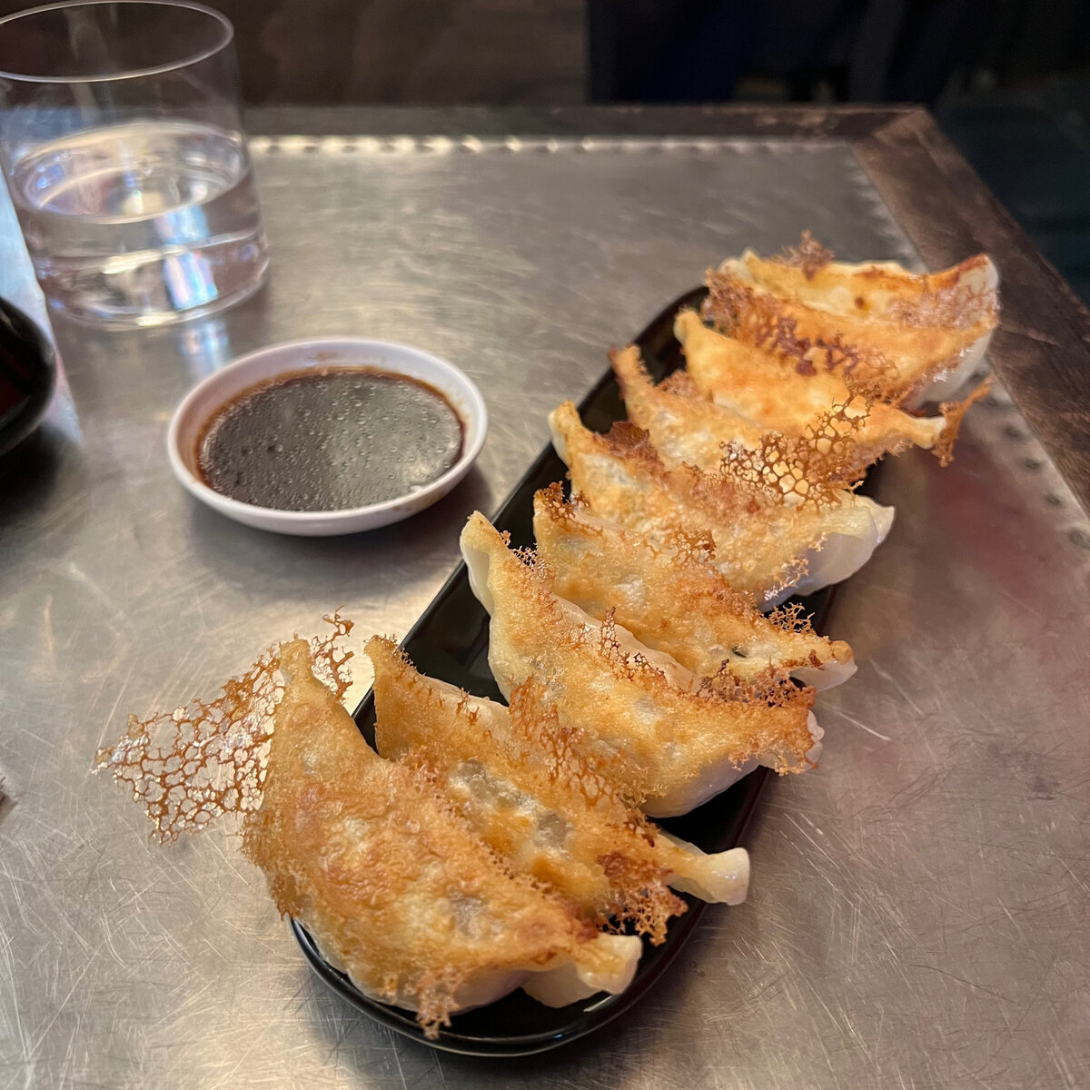 Ресторан Gyoza Bar - очередной душевно-дешевый проект от Мити Борисова на  Никитском Бульваре. | Михаил Костин | Дзен