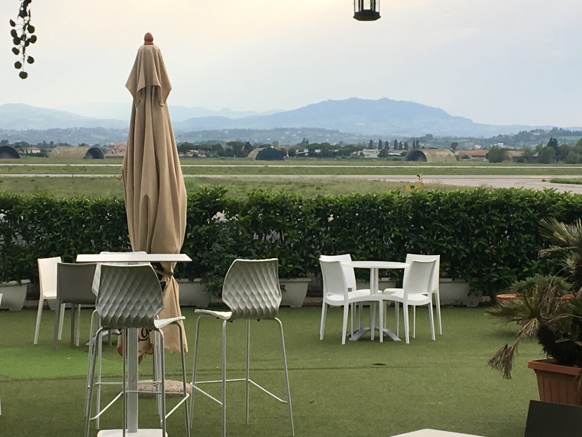 А это, кстати, тоже аэропорт. Кто узнал, в каком он городе - пишите в комментариях.