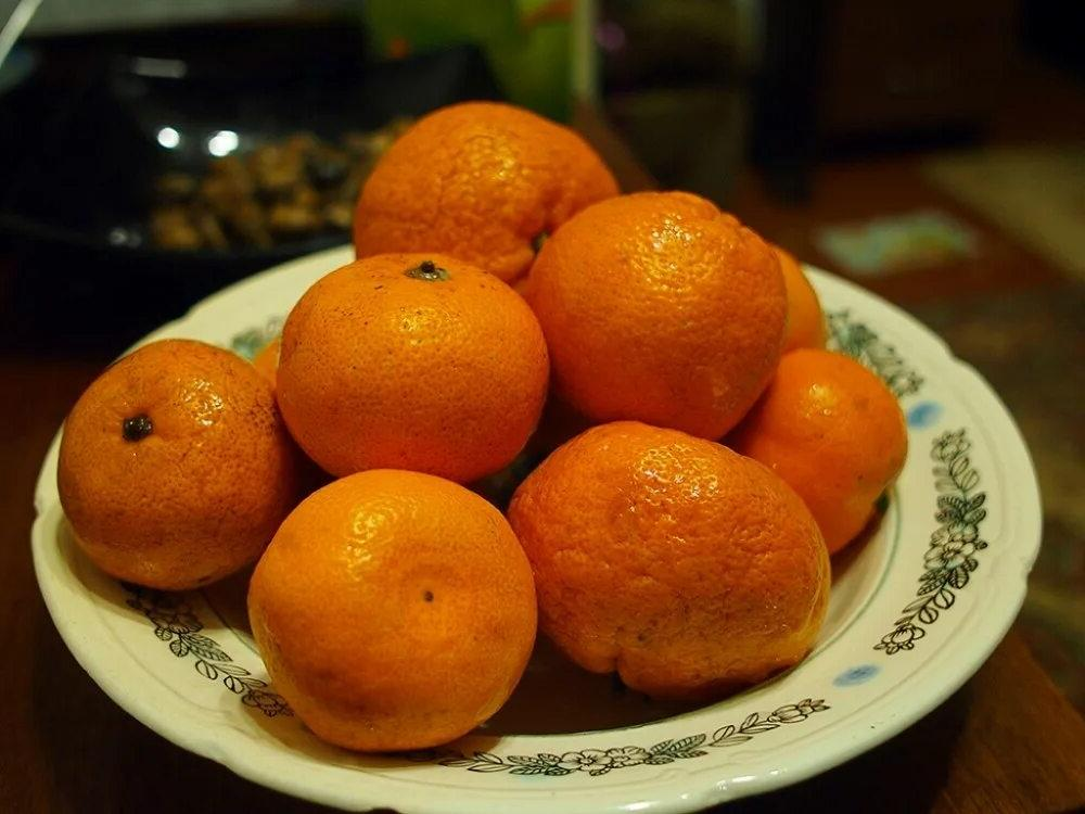 Старым мандарином. Мандарины в тарелке. Китайский мандарин. Тарелка "апельсин". Мандарины новый год.