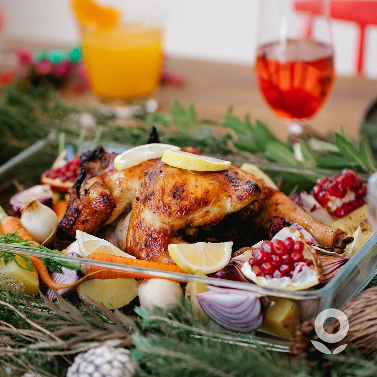 Запечённой курице изысканный вкус придаст карри, паприка и чеснок, а также перец чили и острый халапеньо.