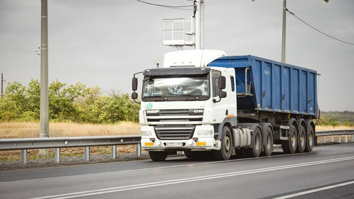     Огромная фура Renault не вписалась в поворот и завалилась на бок прямо посреди дороги в городе Артем Приморского края. Другие машины сразу сбавляли скорость, чтобы аккуратно объехать препятствие.