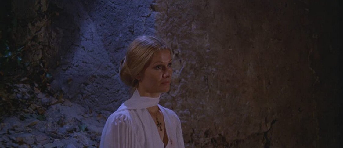 Кадр из фильма "Белое одеяние для Мариале" (1972)