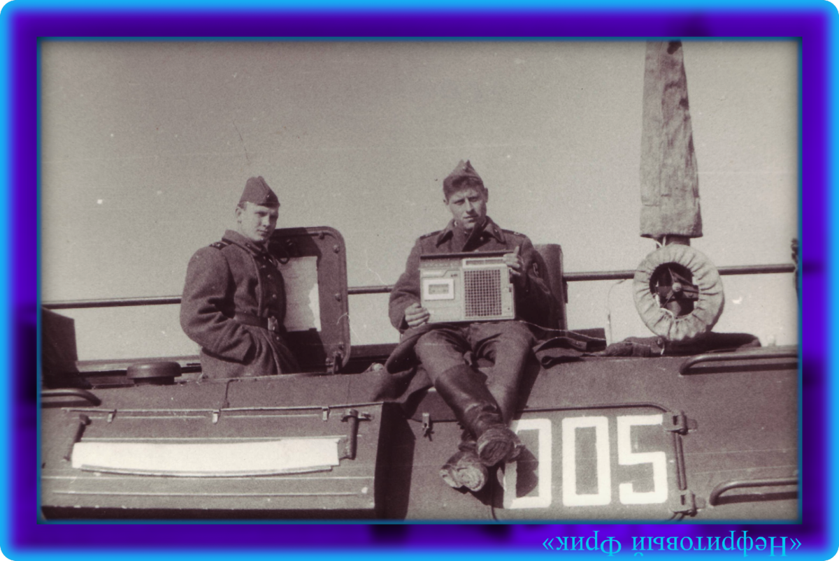 Фото из личного архива автора. Кантемировская дивизия, мой БТР Связи. Фрол - водила.